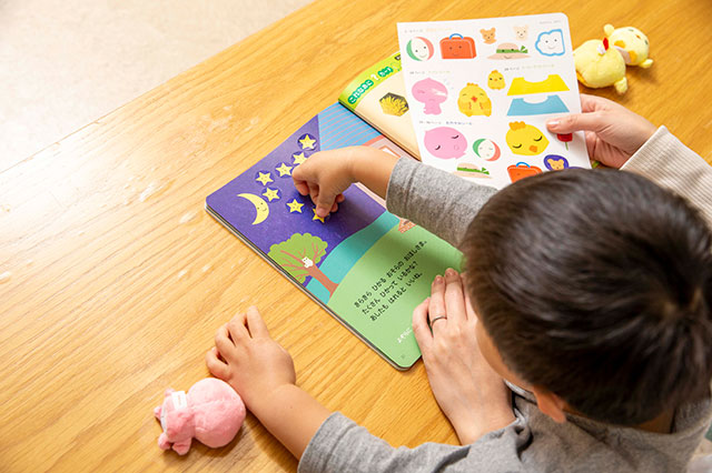 親子で勉強している様子