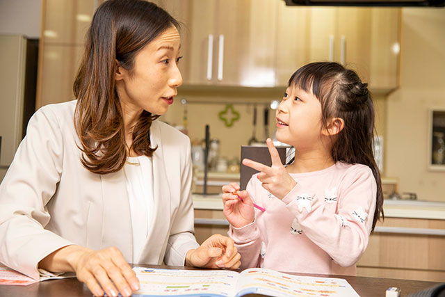 家庭学習をしている親子